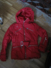 Красная куртка с капюшоном для девочки Много молний Длина 55 см Ширина 39 см Длина рукава 52 см (подворачиваются) На возраст 4 - 9 лет