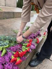 Возложение цветов на кладбище в Севастополе