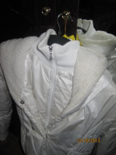 * Красивая белая куртка с капюшоном на белом меху 20 % хлопок 80 % полиэстер *Длина сверху вниз 60 см *Длина рукава снаружи 53 см *