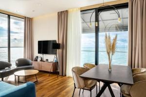 Люкс-номер в отеле с панорамным видом на море в Сочи