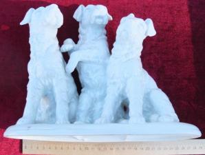 Фарфоровая статуэтка Три щенка, старая Германия