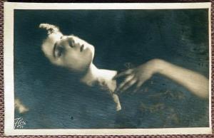 Антикварная открытка "Спящая девушка"