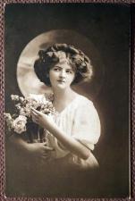 Антикварная открытка "Девушка с букетом в вазе"