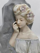 Фарфоровая скульптура Девушка с цветами, ручная авторская работа, старая