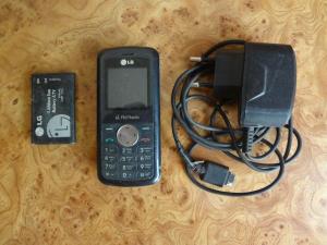 Мобильный телефон LG с FM-радио и зарядкой