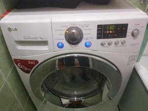 Компактная 6 / 3 кг белая чистая стиральная машинка LG модель F1203CD {P} inverter direct drive 6/3 кг + washer dryer