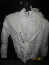 Белая куртка с капюшоном на белом меху 20 % хлопок 80 % полиэстер Внизу резинка Длина сверху вниз 60 см