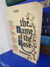 The name of the Rose автор Umberto Eco 500 страниц Picador В Баскервиль отправляется расследовать убийства монахов в монастыре Знаменитая история сочетает элементы детектива триллера головоломки исторического романа Экранизирован с Шоном Коннери