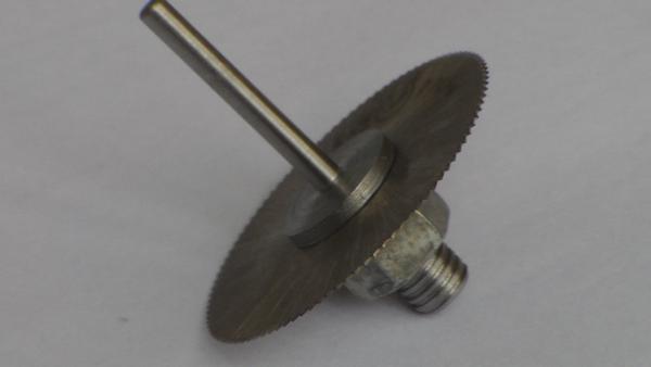 Отрезной круг по металлу для дрели. Диск для отрезной мини для dremel matrix сибртех\х. Насадки под отрезной круг дремель. Отрезные диски дремель. Адаптер на дрель для отрезного круга.